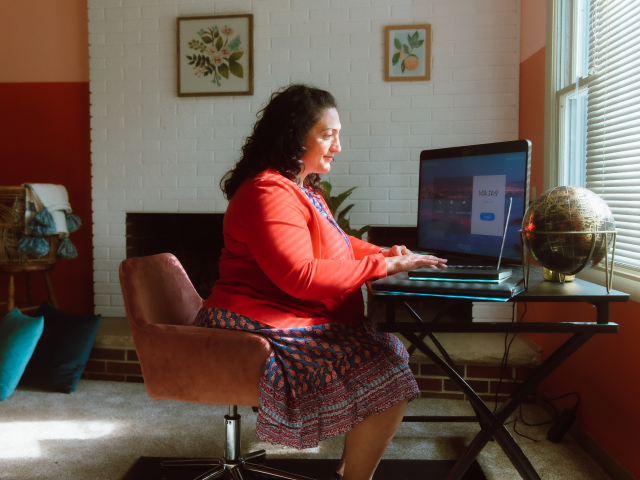 Remote-CC Frau arbeitet am Schreibtisch